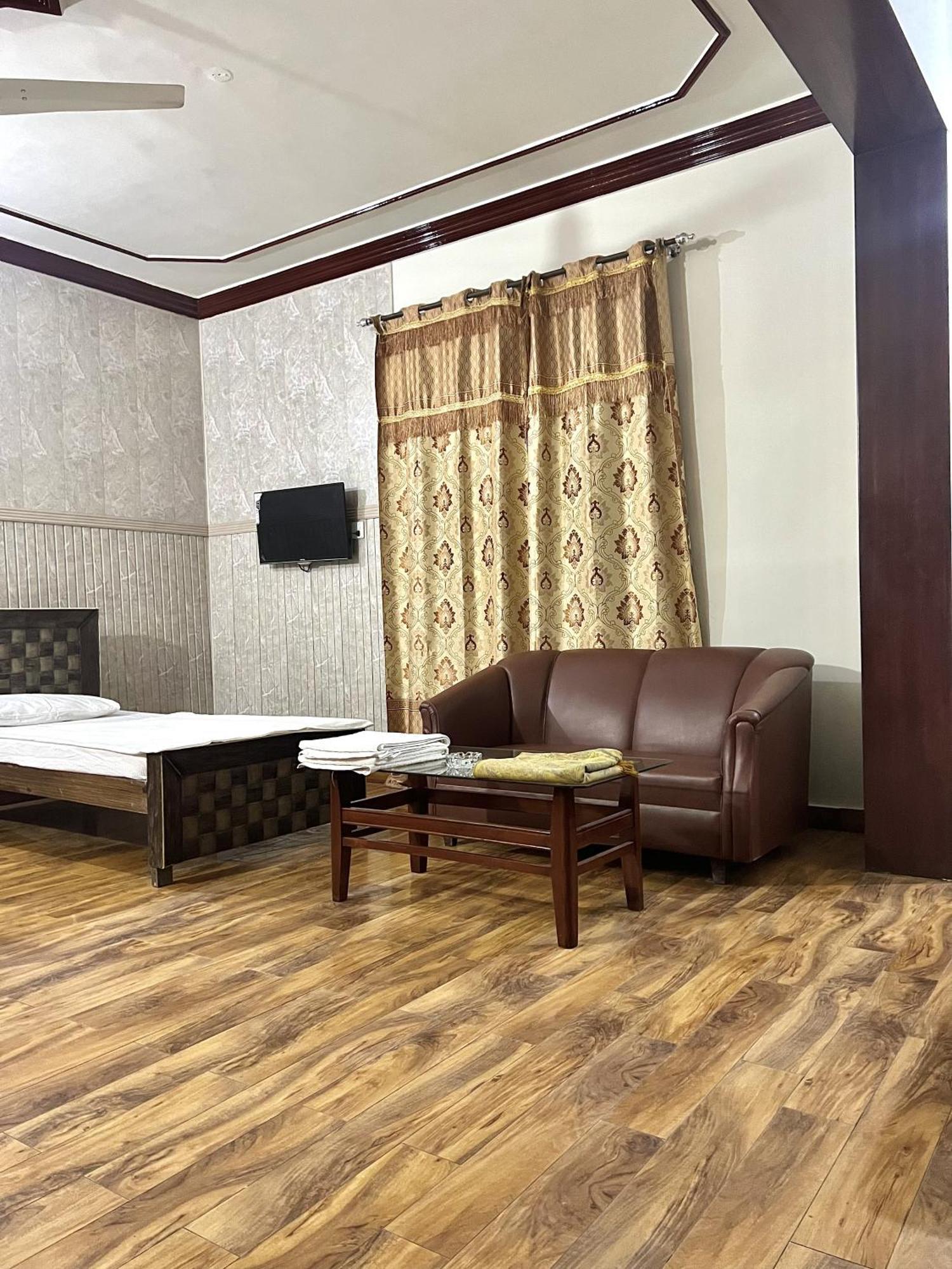 Babar House Hotel Файсалабад Екстериор снимка