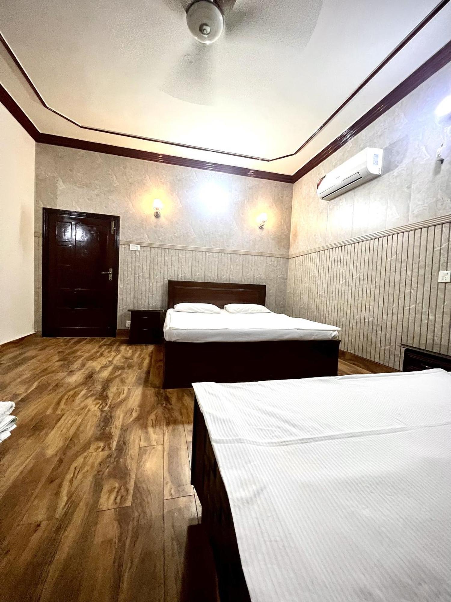 Babar House Hotel Файсалабад Екстериор снимка