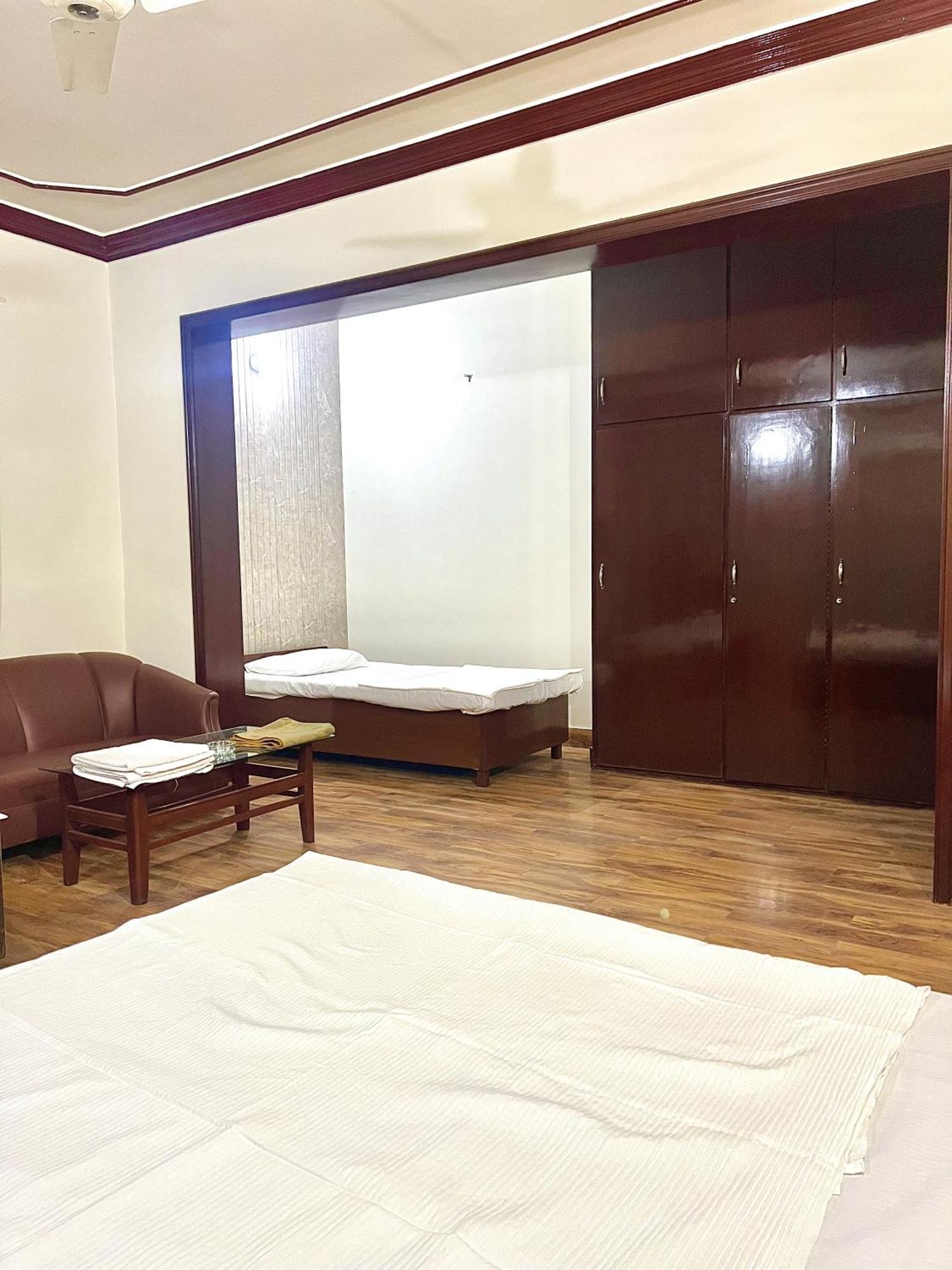 Babar House Hotel Файсалабад Екстериор снимка