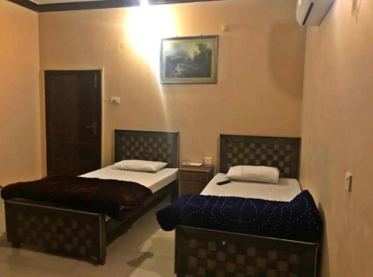 Babar House Hotel Файсалабад Екстериор снимка