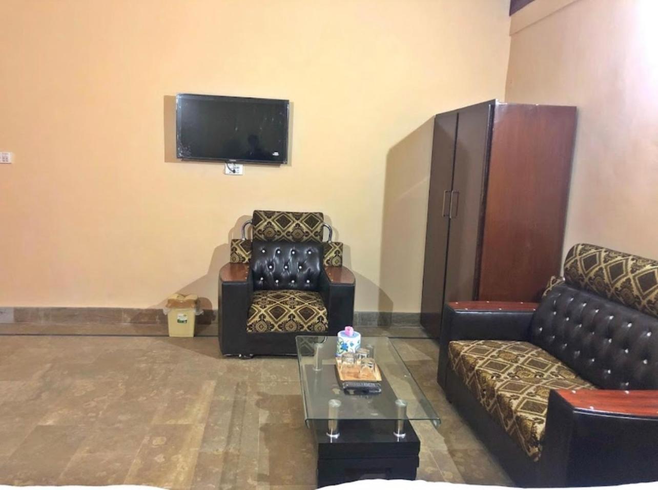 Babar House Hotel Файсалабад Екстериор снимка