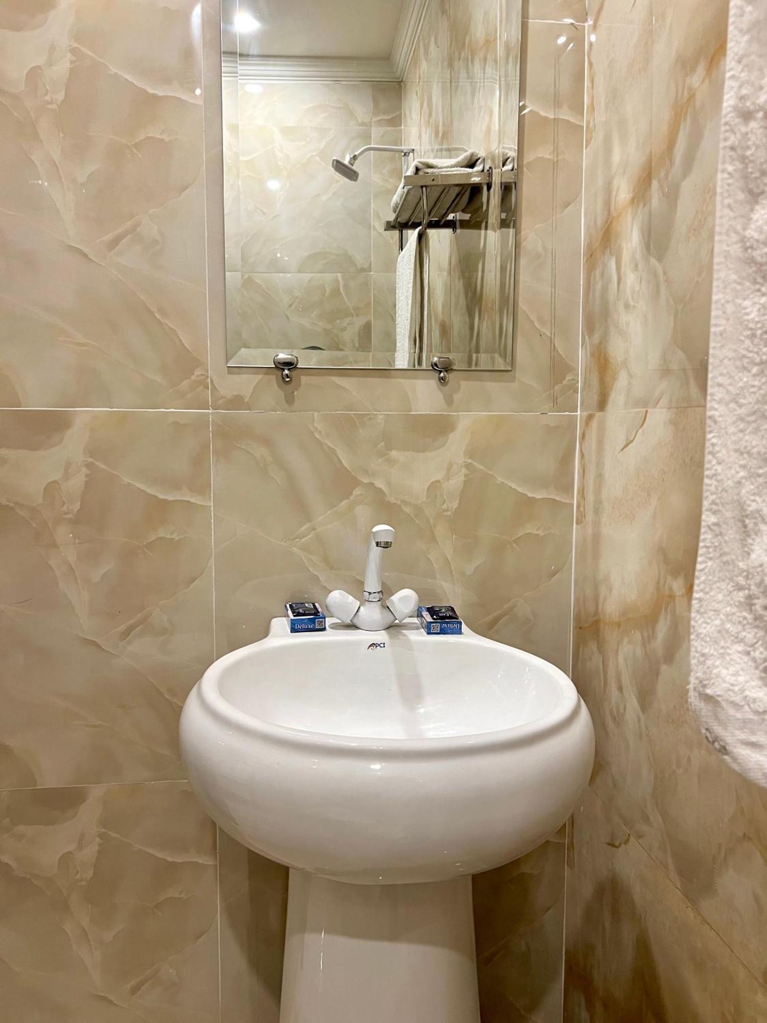 Babar House Hotel Файсалабад Екстериор снимка