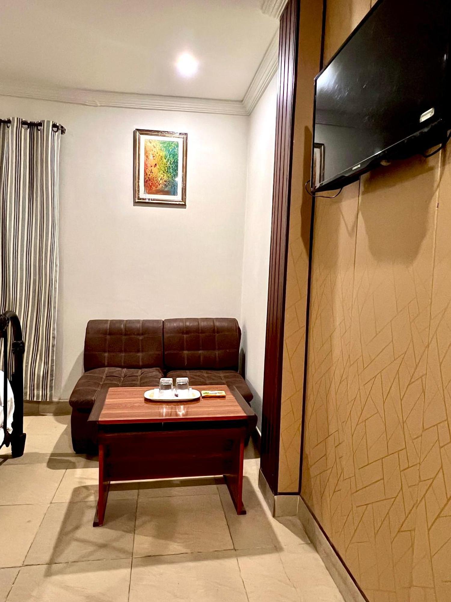 Babar House Hotel Файсалабад Екстериор снимка