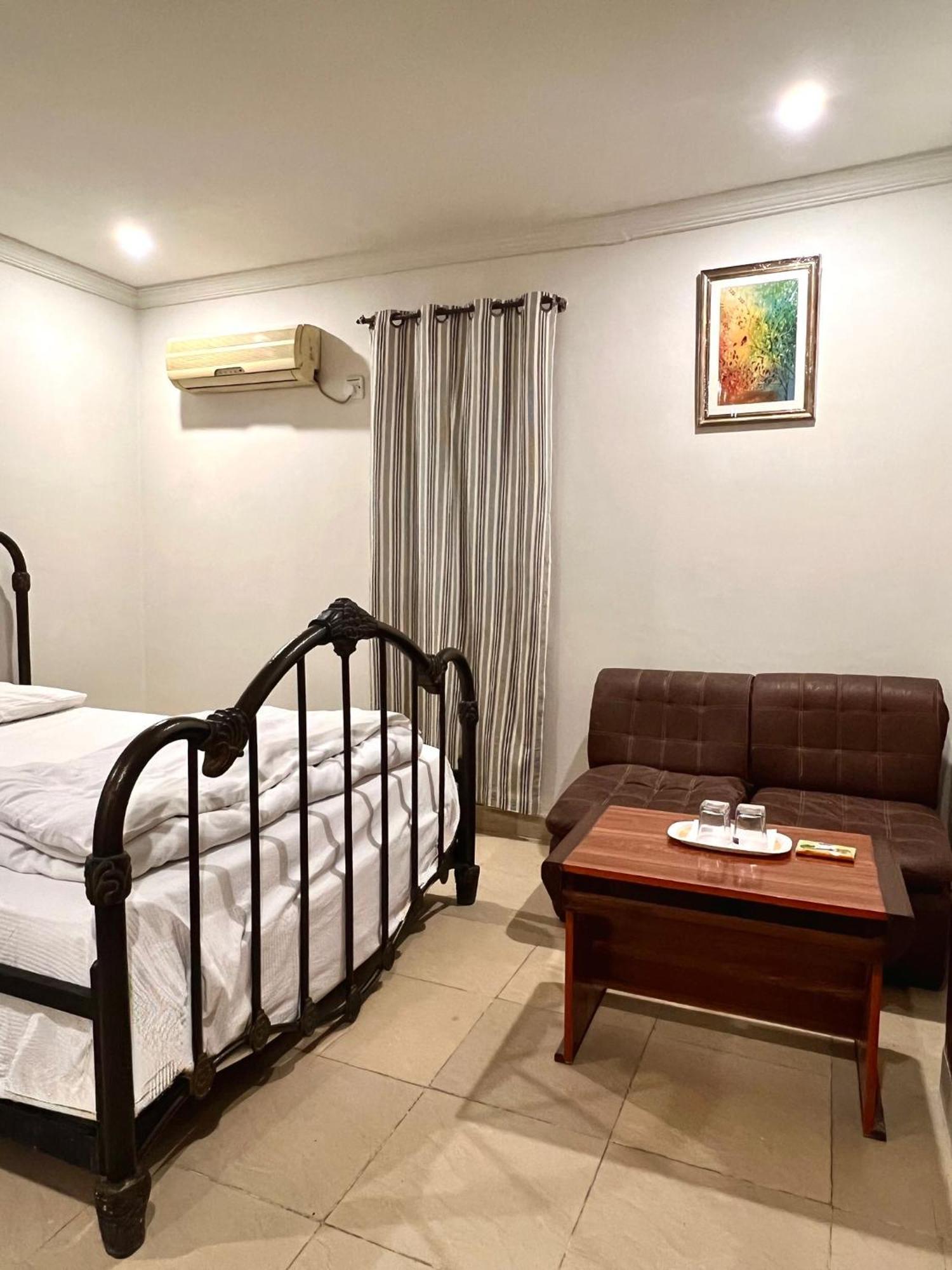 Babar House Hotel Файсалабад Екстериор снимка