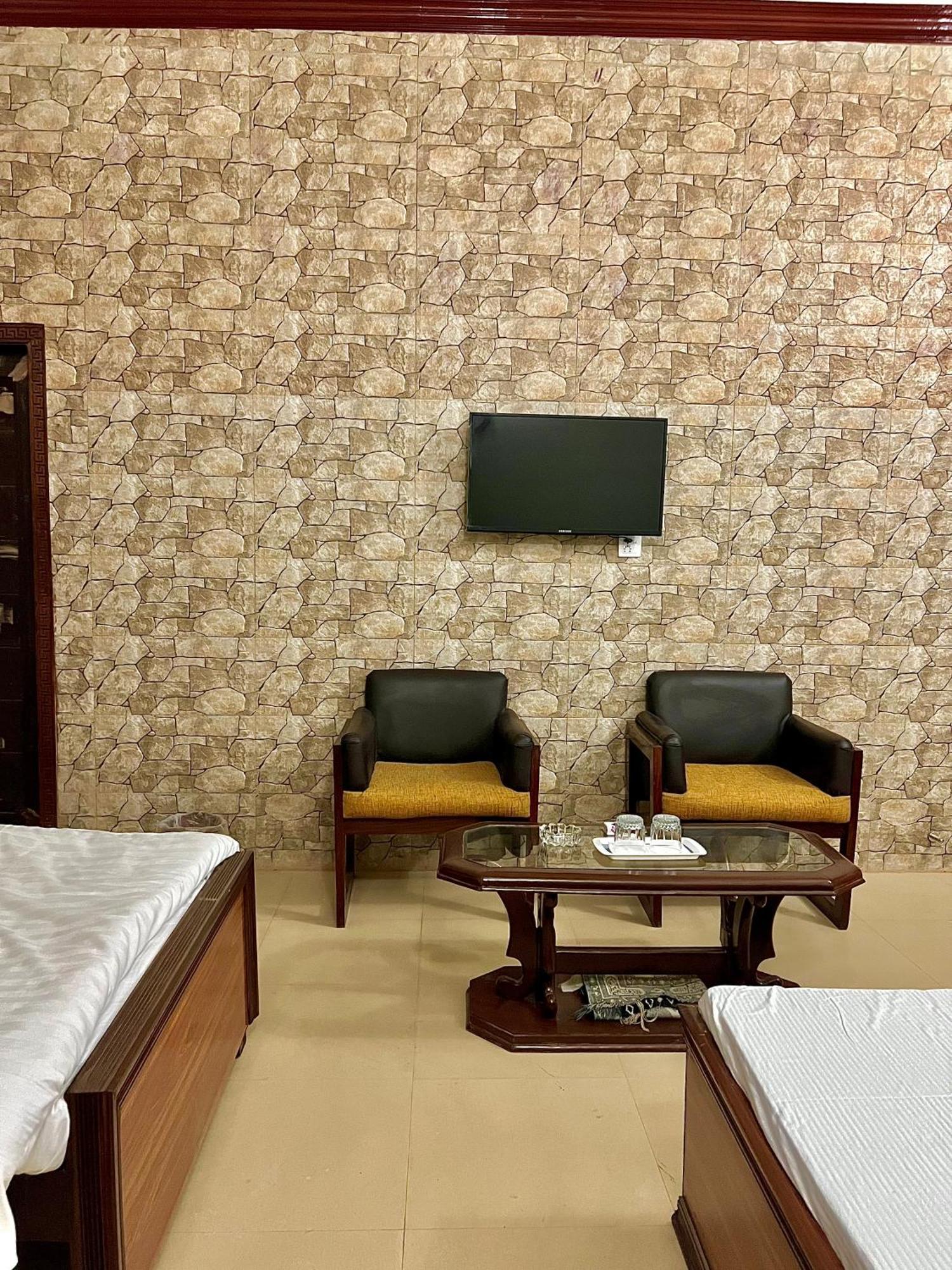 Babar House Hotel Файсалабад Екстериор снимка