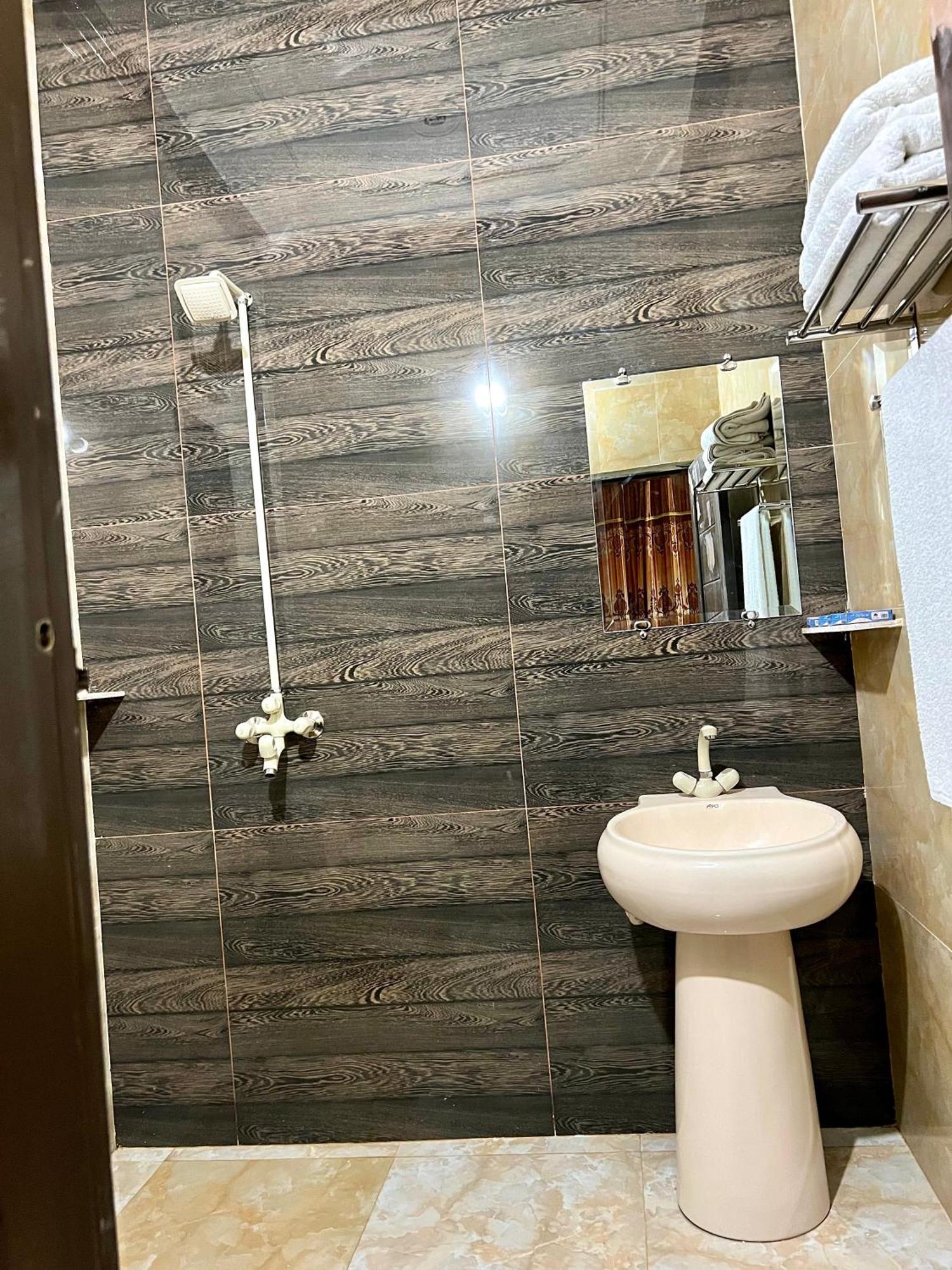 Babar House Hotel Файсалабад Екстериор снимка