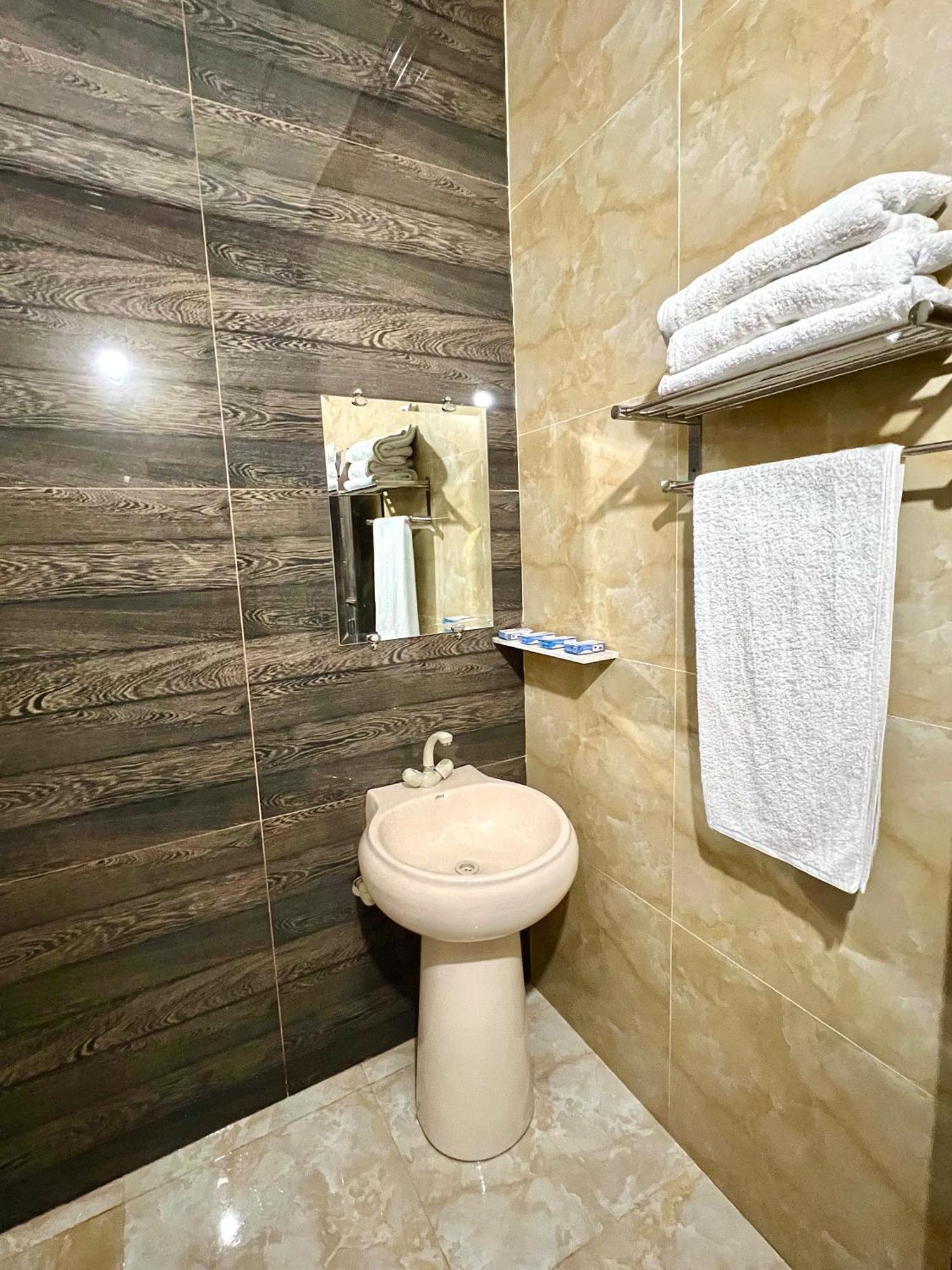 Babar House Hotel Файсалабад Екстериор снимка