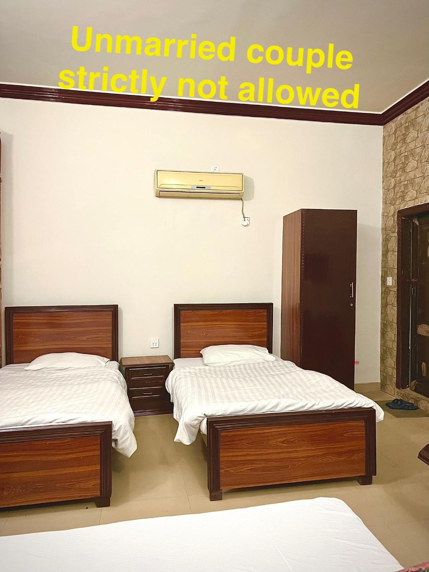 Babar House Hotel Файсалабад Екстериор снимка